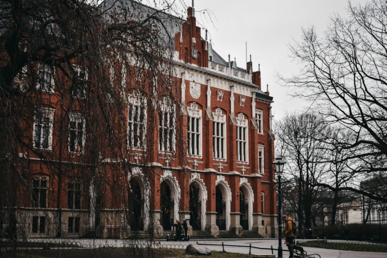 Erasmus+ – jak wyjechać na studia za granicą z programu?